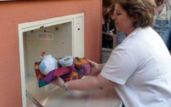 Спасут ли «беби-боксы» от вала убийств новорожденных?