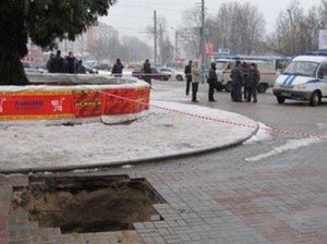 Провал плитки в Брянске. Фото с сайта ibryansk.ru