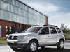 Renault Duster припаркован у здания