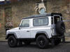 Трехдверный Land Rover Defender Raw Limited Edition с окном. Зад-бок
