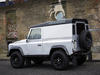 Трехдверный Land Rover Defender Raw Limited Edition без окна. Зад-бок