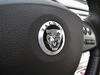Логотип "Jaguar" на рулевом колесе
