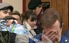 Дмитрий Путенихин обливает прокурора 28 октября 2011 года