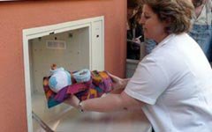 Спасут ли «беби-боксы» от вала убийств новорожденных?