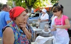 Раздача горячей еды пострадавшим в городе Крымске © РИА Новости, Илья Питалев