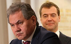 Сергей Шойгу и Дмитрий Медведев. Коллаж © KM.RU