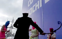 Акция Pussy Riot в Cочи. Стоп-кадр из видео в YouTube