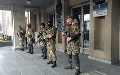 Сторонники референдума за федерализацию Украины у входа в здание городской админ