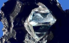 Алмаз в материнской породе. Фото с сайта wikimedia.org