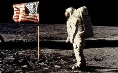 Астронавт Эдвин Олдрин у американского флага (архив НАСА)