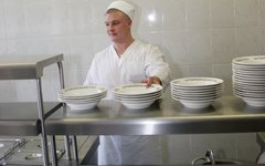 Работник столовой © KM.RU