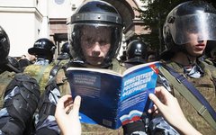 Чтобы боялись: Оппозиции в России скоро приговоры будут выносить прямо в автозак