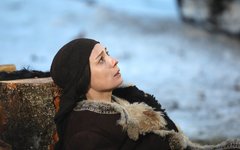 Зулейха несет мусор на могилы героям