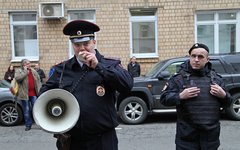 Полицейский требует не скандировать лозунги © KM.RU, Алексей Белкин