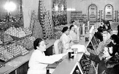 Отдел фруктов Гастронома №2. Декабрь 1956