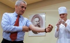 Геннадий Онищенко во время вакцинации © РИА Новости, Виталий Белоусов