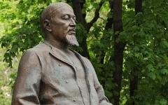 Памятник Абаю Кунанбаеву на Чистопрудном бульваре © KM.RU, Кирилл Зыков