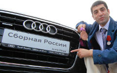 Михаил Алоян со своим новым авто © РИА Новости, Витилий Белоусов