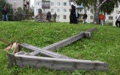 Срубленный крест в Архангельске © РИА Новости