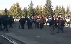 Митинг в Караколе. Стоп-кадр с видео в YouTube