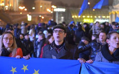 Люди вышли на Майдан поддержать евроинтеграцию. Фото Михаила Петяха с сайта prav
