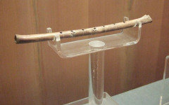 Флейта из кости журавля. Фото с сайта wikimedia.org
