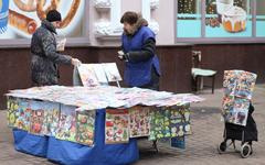 Продавщица печатной продукции © KM.RU, Алексей Белкин