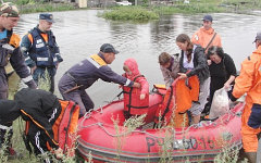 Помощь пострадавшим от наводнения. Фото с сайта 28.mchs.gov.ru