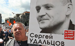 Пикетчик с портретом С. Удальцова © KM.RU, Алексей Белкин