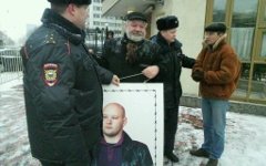 Илья Константинов у здания СК © KM.RU, Алексей Белкин