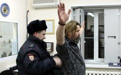 С.Троицкого обыскивает полиция. Фото пресс-службы УТ МВД РФ по СФО