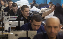 Заключенные работают в швейном цехе © РИА Новости, Илья Питалев