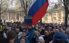 Пророссийские митингующие у здания СБУ в Донецке. Стоп-кадр с видео в YouTube