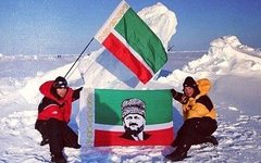Флаг Чечни на Северном полюсе. Фото из личного аккаунта Р.Кадырова в Instagram