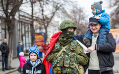Жители Симферополя фотографируются с военным © РИА Новости, Андрей Стенин