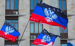 Флаги Донецкой народной республики. Фото с сайта 3mv.ru