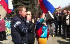 Митинг возле здания Службы Безопасности Украины в Луганске © РИА Новости, Юрий С