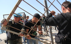Демонтаж забора в поселке Парковое под Ялтой © РИА Новости, Андрей Иглов