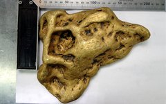 Найденный золотой самородок. Фото пресс-службы ООО «Ухаган»