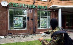 Погромщик у киевского отделения «Сбербанка». Фото с сайта lb.ua