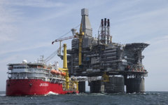 Нефтегазодобывающая платформа "Беркут" в Охотском море. Фото с сайта <a target="