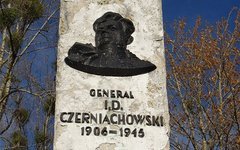 Памятник генералу Черняховскому в Пененжно. Фото с сайта ro.com.pl