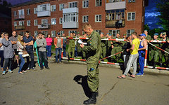 Военнослужащий со списком пострадавших © РИА Новости, Алексей Мальгавко
