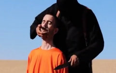 Боевик готовится казнить британца. Стоп-кадр с видео в YouTube