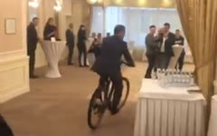 Стоп-кадр с видео на странице Олега Ляшко в Facebook