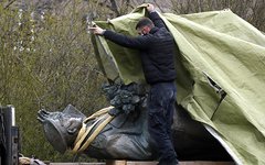 Демонтаж памятника советскому маршалу Ивану Коневу в Праге