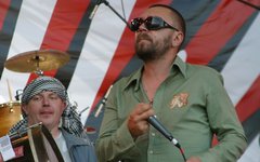Шнуров поиздевался в стихах над переносом даты окончания Второй мировой