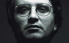 Скончался режиссер патриотических клипов «Алисы» Олег Флянгольц