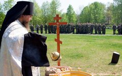 Священник перед строем солдат 