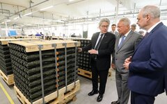 Генеральный директор Rheinmetall Армин Паппергер показывает боеприпасы  